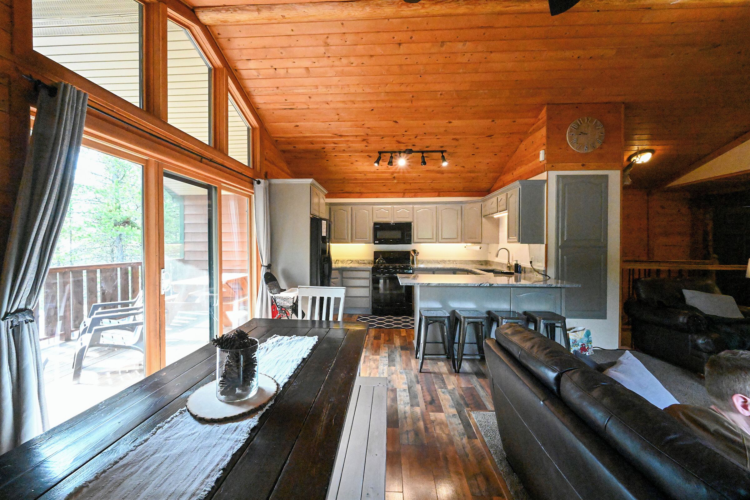 Un interior de madera con cocina, comedor y zona de estar.