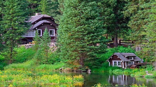 Spacious 5 Bedroom / 4 Bath Cabin + Loft, 25 mins from Yellowstone, Sleeps 18