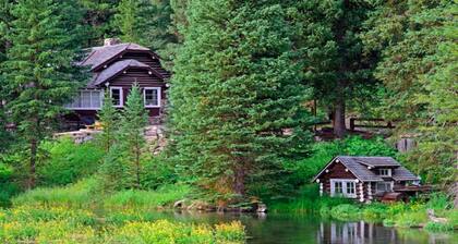 Spacious 5 Bedroom / 4 Bath Cabin + Loft, 25 mins from Yellowstone, Sleeps 18