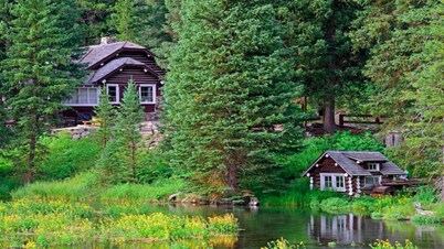 Spacious 5 Bedroom / 4 Bath Cabin + Loft, 25 mins from Yellowstone, Sleeps 18