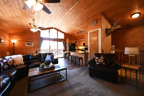 Spacious 5 Bedroom / 4 Bath Cabin + Loft, 25 mins from Yellowstone, Sleeps 18