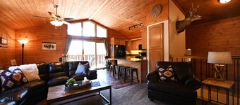 Spacious 5 Bedroom / 4 Bath Cabin + Loft, 25 mins from Yellowstone, Sleeps 18