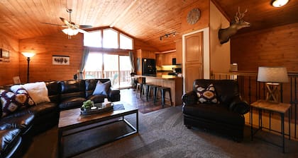 Spacious 5 Bedroom / 4 Bath Cabin + Loft, 25 mins from Yellowstone, Sleeps 18