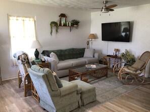 Smart TV, books - Cosy Home with Heated Pool (Edgewater)