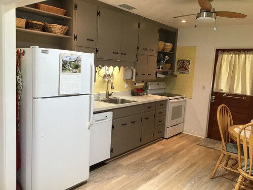 Acogedora casa de Edgewater, piscina climatizada y patio privado