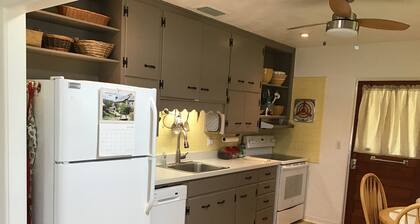 Acogedora casa de Edgewater, piscina climatizada y patio privado