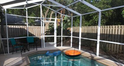 Viihtyisä reunaveden koti, lämmitetty uima-allas ja oma piha