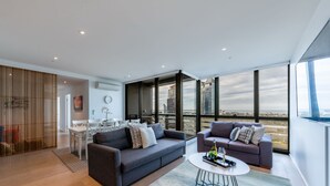 Leilighet, 3 soverom (2 Bathroom Harbor View with Kids Area) | Oppholdsrom | En 50-tommers Flatskjerm-TV med kabel-kanaler samt TV og Netflix
