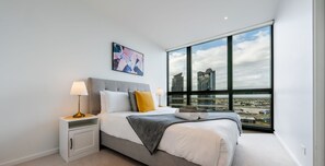 Apartamento, 3 quartos (2 Bathroom Harbor View with Kids Area) | 1 quarto, individualmente decorados, individualmente mobiliados
