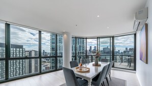 The Real Sub Penthouse - Top Floor 3 Bedroom Apartments City & Sea Views | Spisestue
