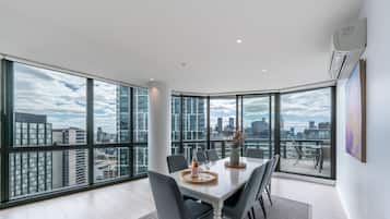 The Real Sub Penthouse - Top Floor 3 Bedroom Apartments City & Sea Views | Borðstofa