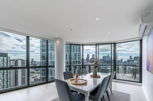 The Real Sub Penthouse - Top Floor 3 Bedroom Apartments City & Sea Views | Dining room