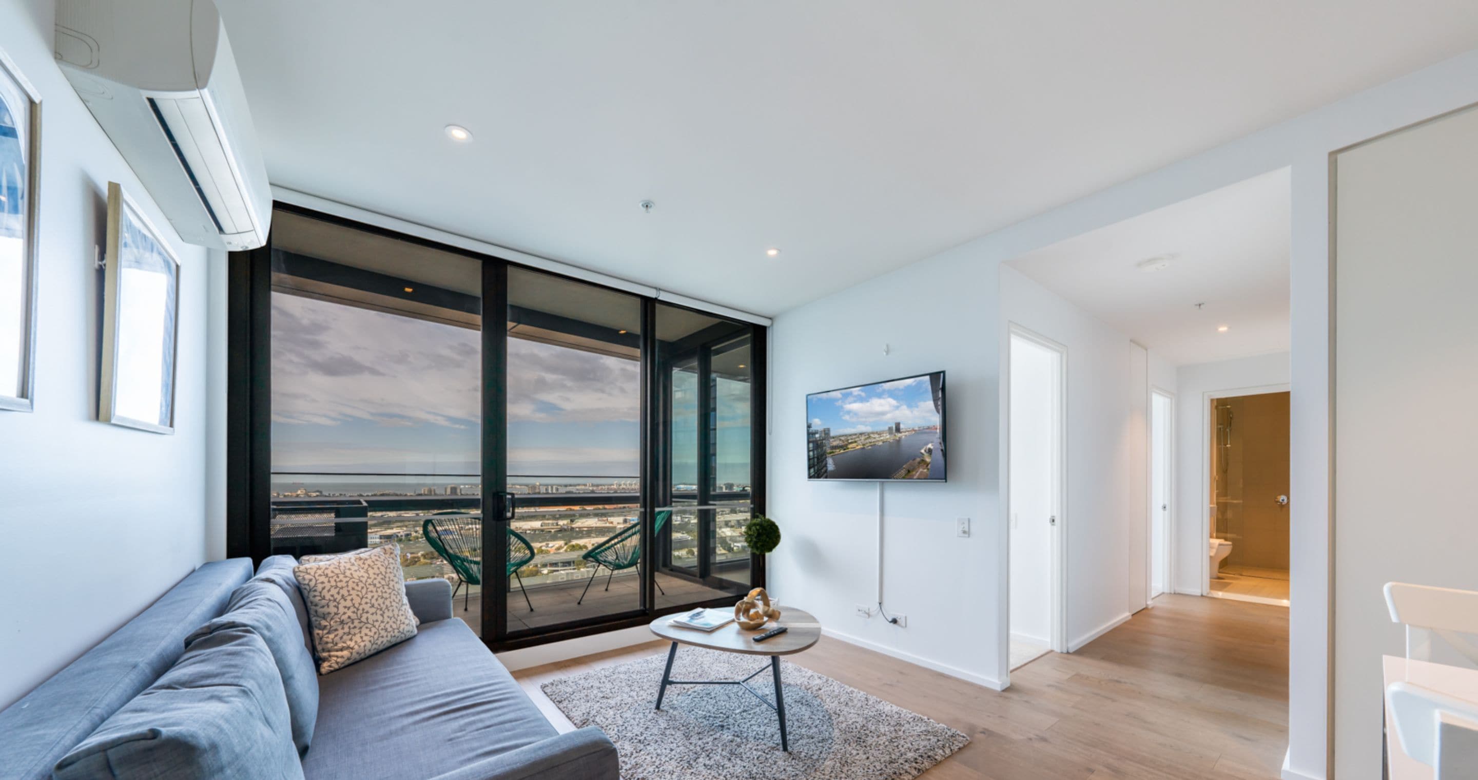 Two Bedroom Apartment with Sea Views | 起居区 | 50-英寸纯平电视（配备有线频道）、电视、Netflix