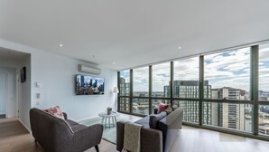 The Real Sub Penthouse - Top Floor 3 Bedroom Apartments City & Sea Views | Oppholdsrom | En 50-tommers Flatskjerm-TV med kabel-kanaler samt TV og Netflix