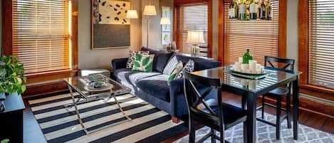 Smart-tv, boeken en een stereo