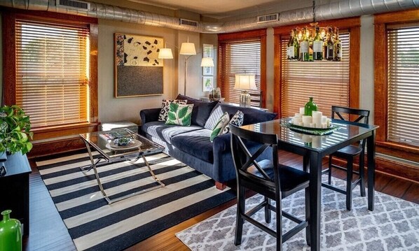 TV connectée, livres, chaîne hi-fi