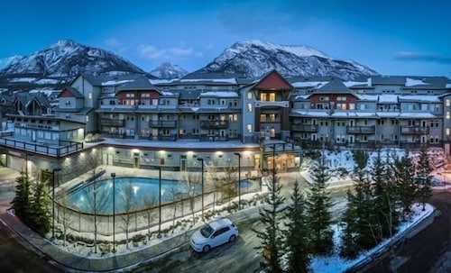 Lodges at Canmore - Ylellinen 1 makuuhuoneen sviitti Mountain View / BBQ / lämmitetty uima-allas