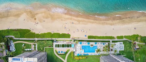 En la playa, camastros y toallas de playa