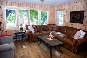 Smart TV, chimenea, libros y estéreo