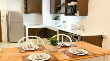 Kühlschrank, Mikrowelle, Wasserkocher mit Kaffee-/Teezubehör, Toaster