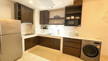 Kühlschrank, Mikrowelle, Wasserkocher mit Kaffee-/Teezubehör, Toaster