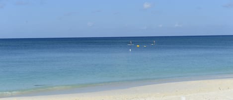 På stranden, solstolar och strandhanddukar