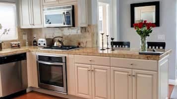 KĂŒhlschrank, Mikrowelle, Ofen, Herdplatte