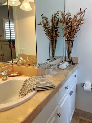 Combined shower/bathtub, hair dryer, towels, soap