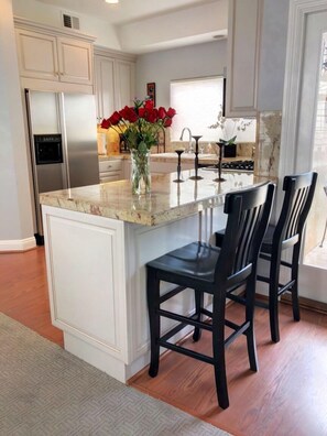 冷蔵庫、電子レンジ、オーブン、コンロ