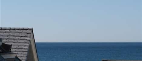 在海滩、沙滩椅、沙滩毛巾