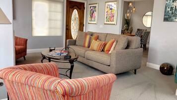 Smart-TV, Kamin, DVD-Player, Drucker