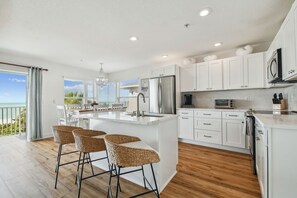 ثلاجة، ميكروويف، فرن، موقد طهي مسطح