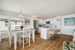 Dining - Gulf-Front View Condo on 2nd floor. Pool, Spa and ELEVATOR. Indian Rocks Beach! (Indian Rocks Beach)