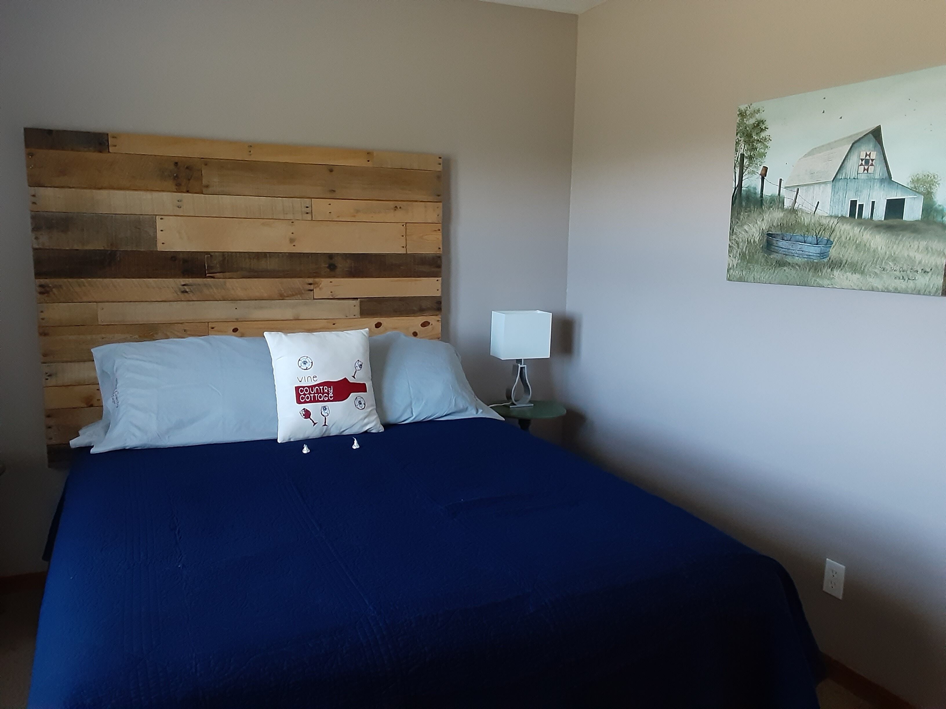 2 habitaciones, tabla de planchar con plancha y cuna de viaje 