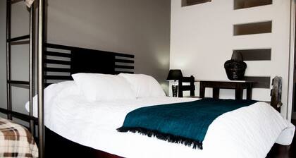 Walkable to Downtown, Stadium! Queen + Bunk Beds, Ground Floor + Terrace 2 Floor
