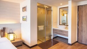 Habitació estàndard | Bany | Dutxa, tovalloles, sabó i xampú 