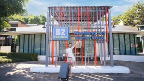 Een modern gebouw met een bord waarop 'B2 Premier' en 'Mae Hong Son Premier Resort' staat.