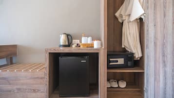 Luxury Triple Room | Safe på rommet, skrivebord, blendingsgardiner og wi-fi (inkludert)