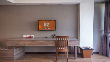 Deluxe Premier Pool View | Een kluis op de kamer, een bureau, verduisterende gordijnen, gratis wifi