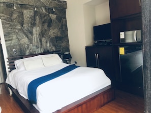 1 habitación, caja de seguridad en la habitación y escritorio