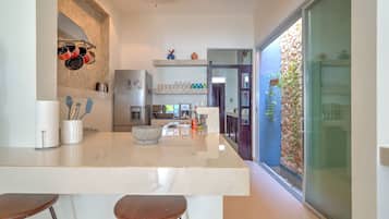 Een koelkast, een microgolfoven, een oven, een kookplaat