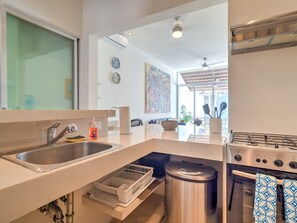 Fridge, microwave, oven, stovetop - Casa Gatita, Santiago Stunner with Garage (Merida)