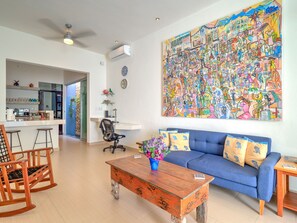 Smart TV, books, stereo - Casa Gatita, Santiago Stunner with Garage (Merida)
