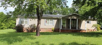 Lakefront 3 Bedroom, 2 Bath and Pet Friendly Near Chattooga River and Belle Farm