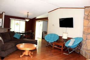 TV, fireplace, DVD player - Lakefront 3 Bedroom, 2 Bath and Pet Friendly Near Chattooga River and Belle Farm (Long Creek)