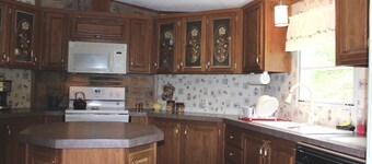 Lakefront 3 Bedroom, 2 Bath and Pet Friendly Near Chattooga River and Belle Farm