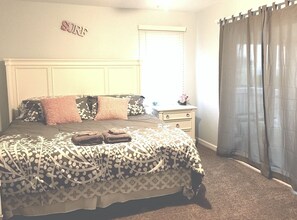 6 bedrooms, iron/ironing board, free WiFi, bed sheets - OCEANVIEWS, 2nd row, low traffic area, private pool/volleyball ct! (Emerald Isle)