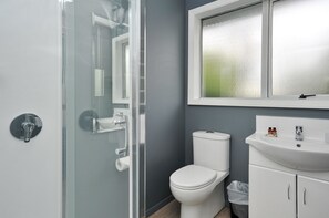 Villa, 4 Bedrooms | Bathroom | Shower, free toiletries, hair dryer, towels - Charlesworth Villa (Christchurch)