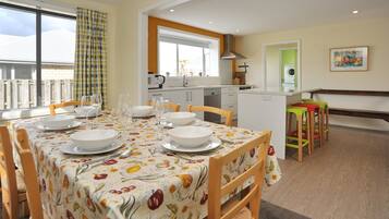 Villa, 4 Bedrooms | In-room dining