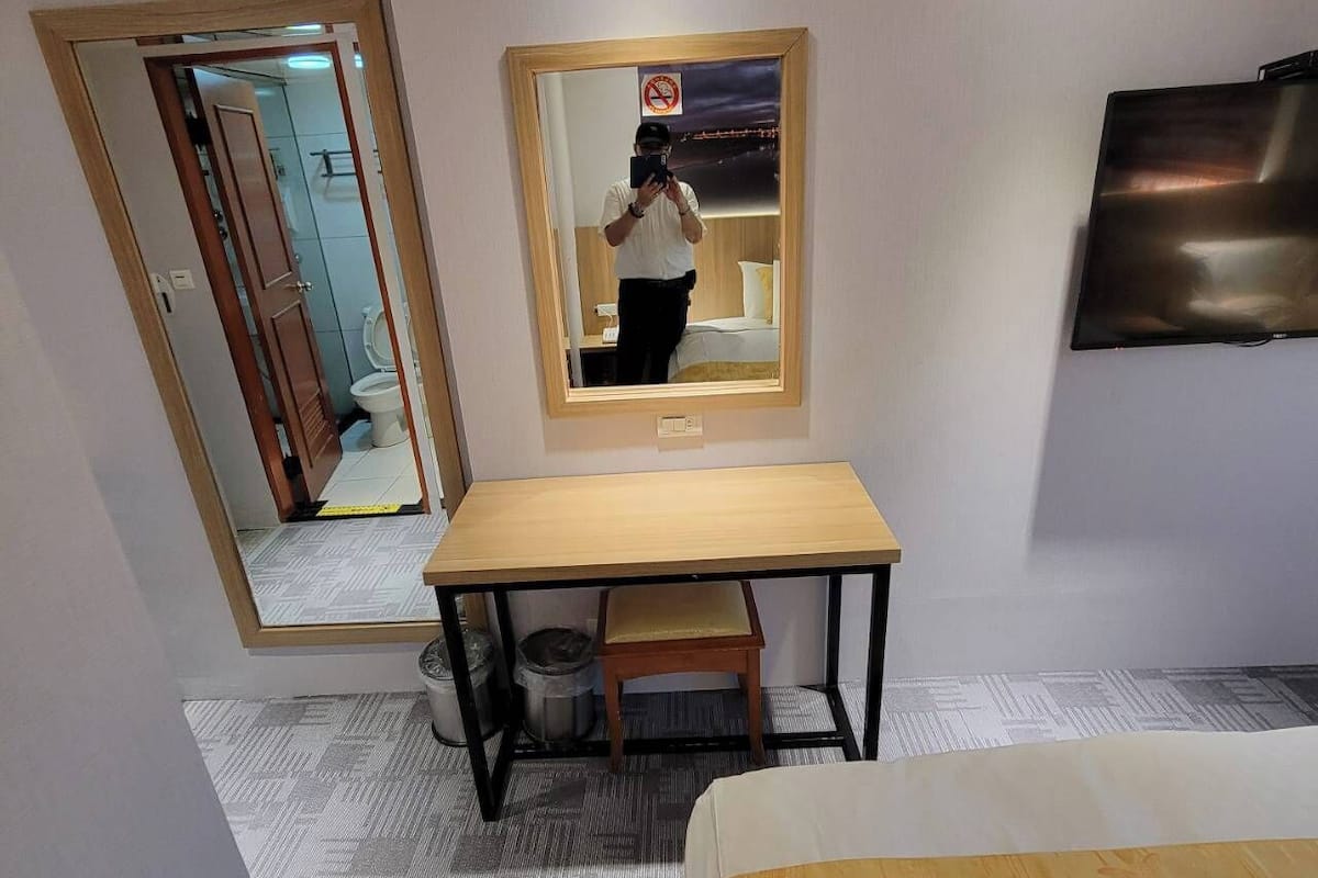 Minibar, una scrivania, tende oscuranti, insonorizzazione